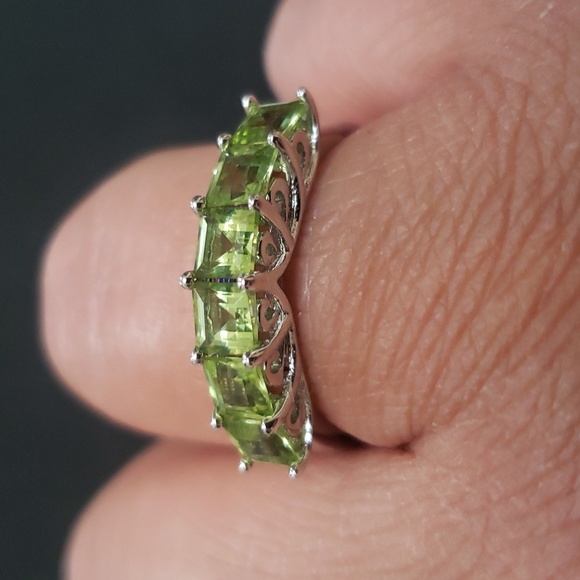 BBJ 925 Six Glass Stone Peridot Ring. - Picture 2 of 10